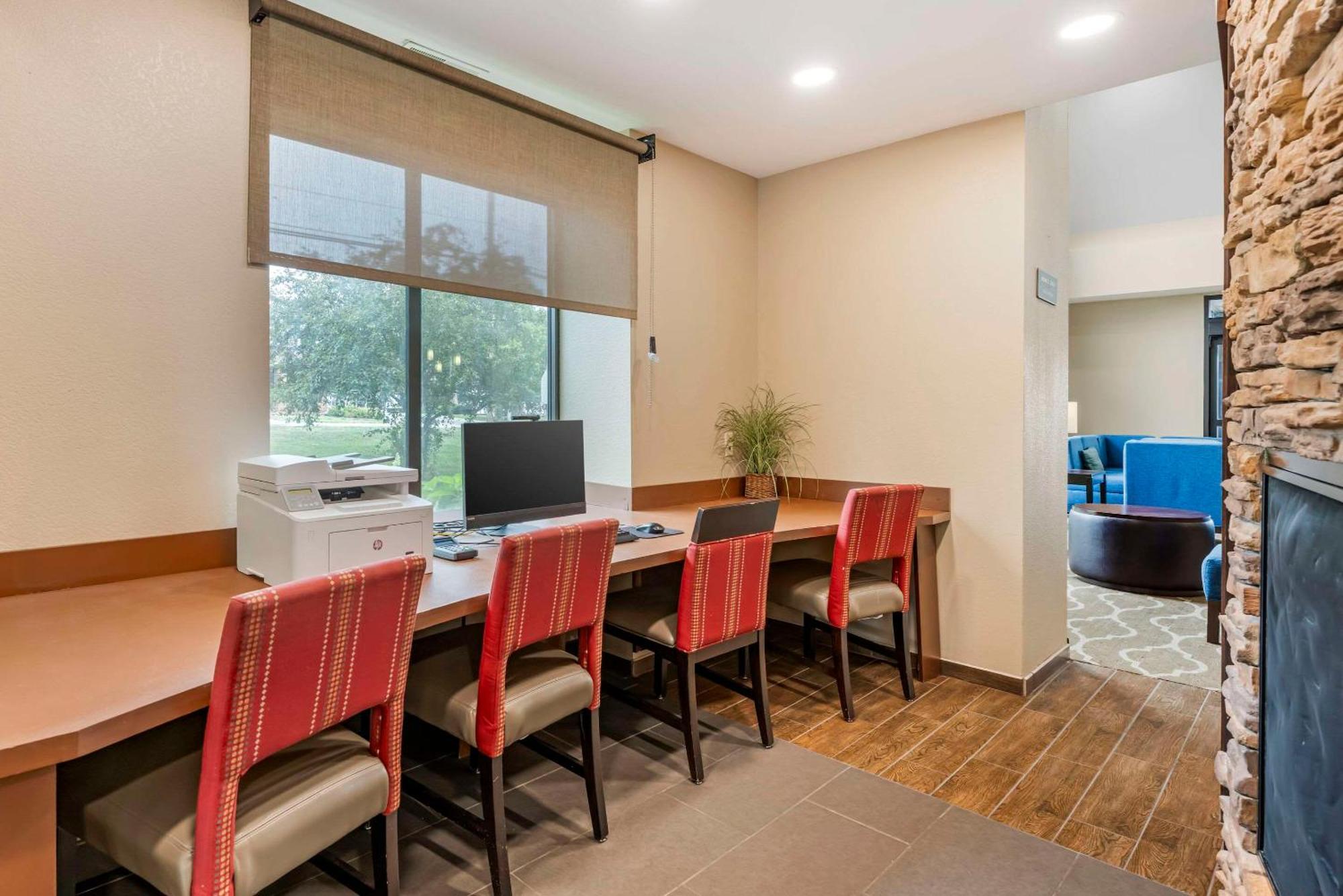 Comfort Suites East Lincoln - Mall Area Buitenkant foto