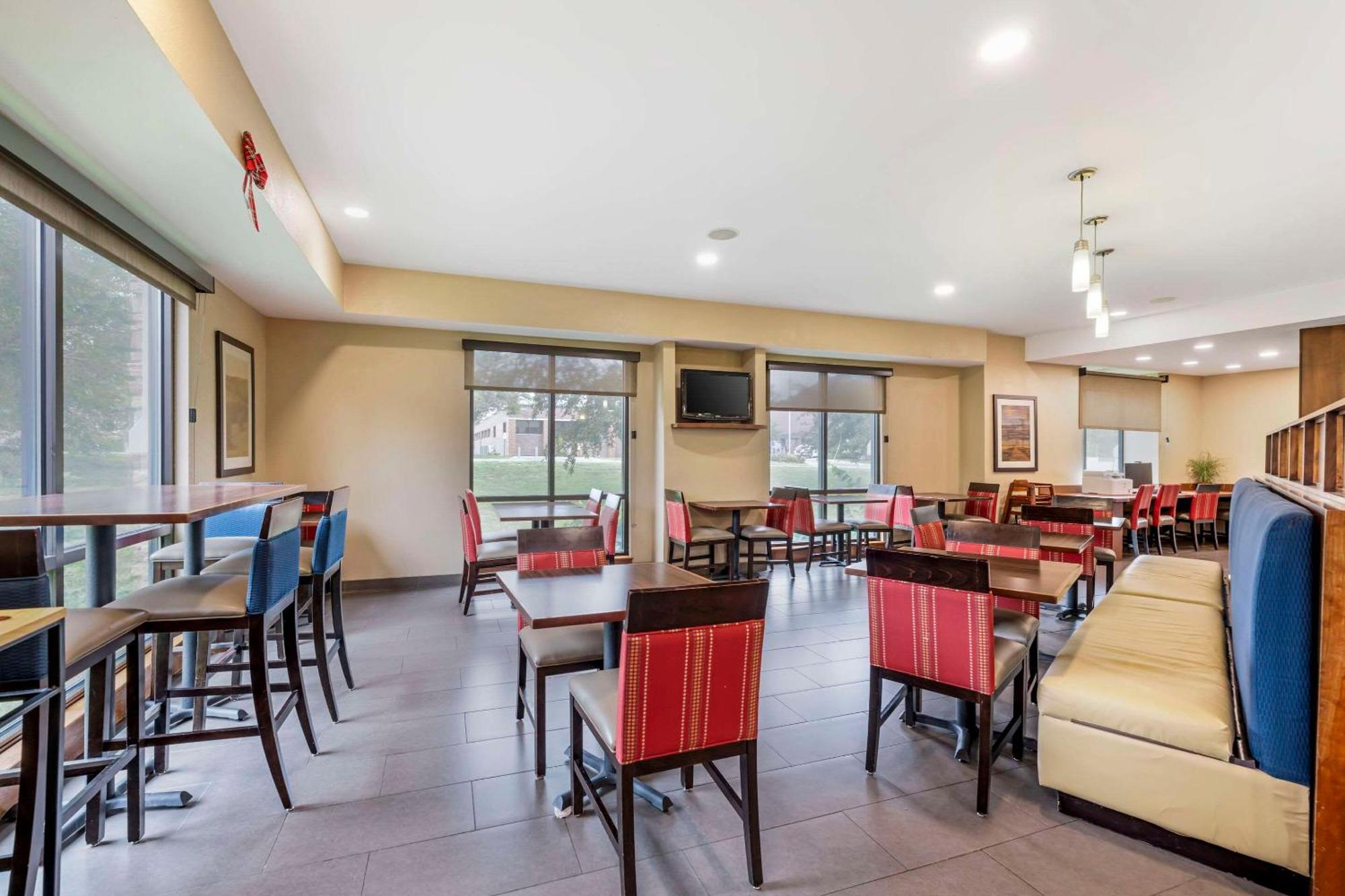 Comfort Suites East Lincoln - Mall Area Buitenkant foto
