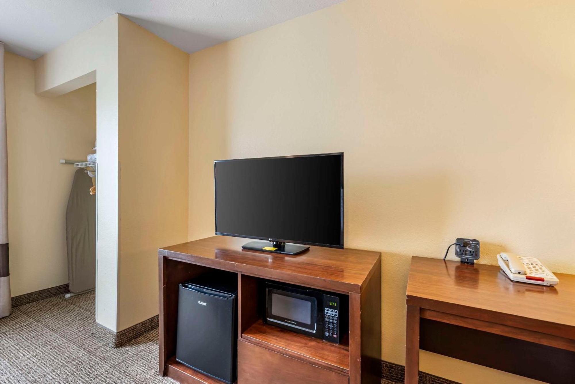 Comfort Suites East Lincoln - Mall Area Buitenkant foto