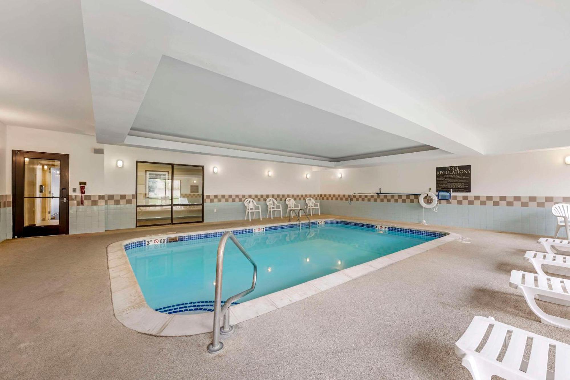 Comfort Suites East Lincoln - Mall Area Buitenkant foto