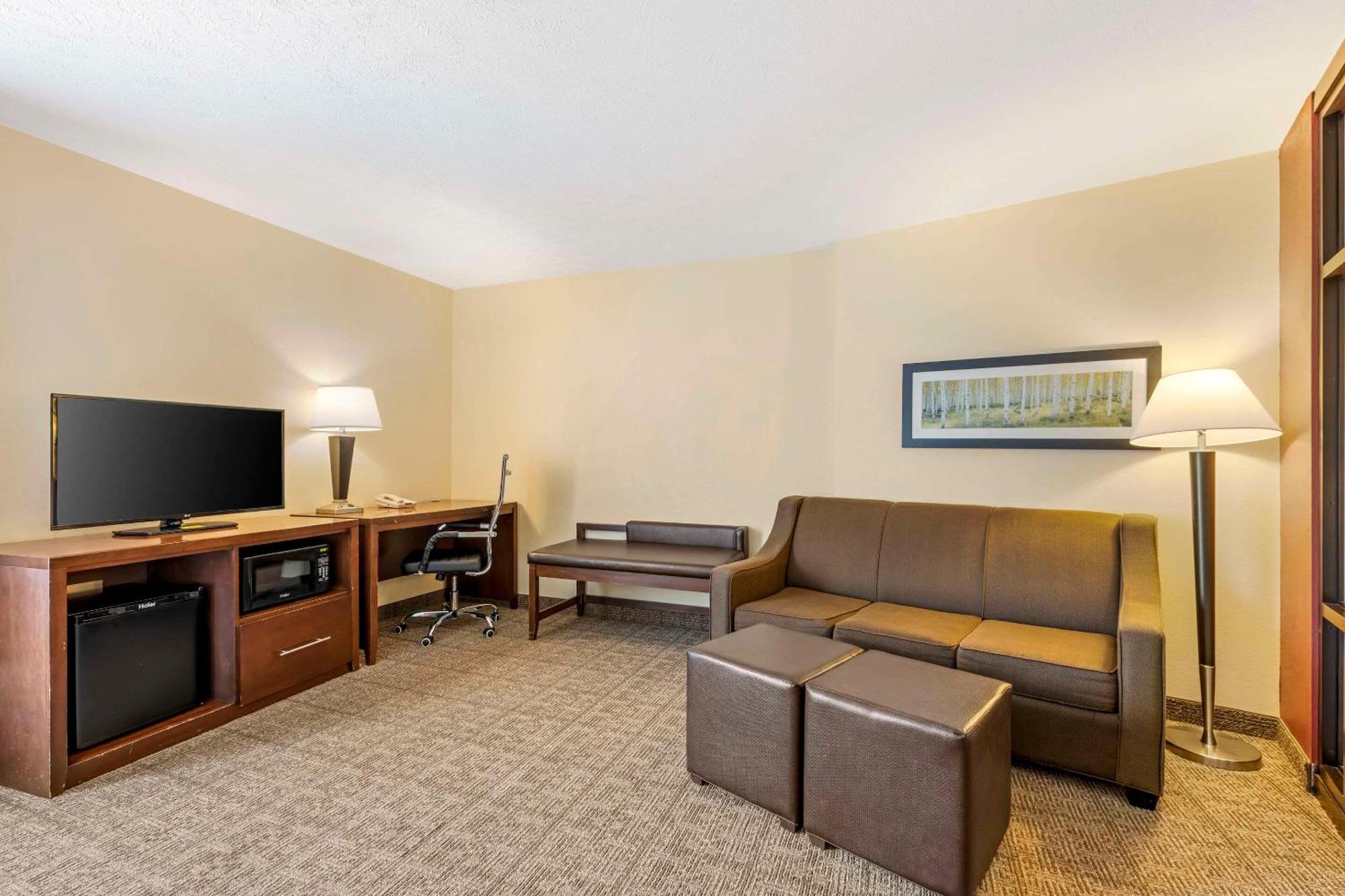 Comfort Suites East Lincoln - Mall Area Buitenkant foto