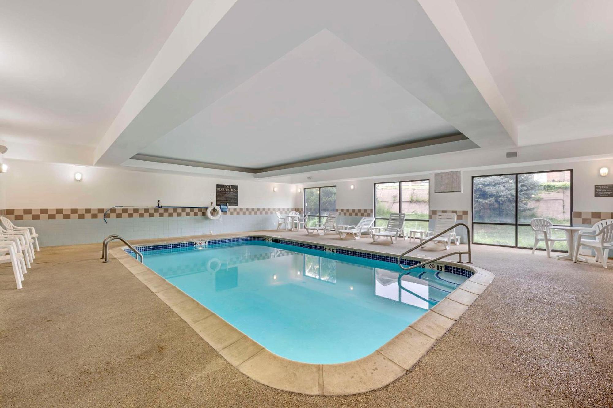 Comfort Suites East Lincoln - Mall Area Buitenkant foto